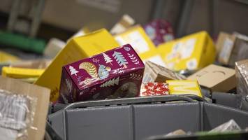 postwagen geplündert: kriminelle schmeißen 155 pakete in graben