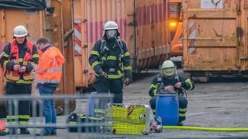 Feuer nach chemischer Reaktion im Hamburger Hafen