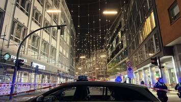 Schriftzug droht herunterzufallen – Polizei sperrt wichtige Straße in der City