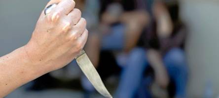 angriff auf offener straße: täter verletzt passanten in augsburg mit messer schwer