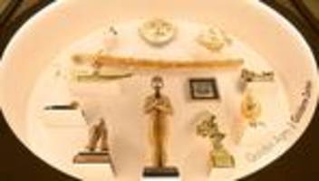 Ausstellung: Rotes Rathaus zeigt Gastgeschenke aus 75 Jahren