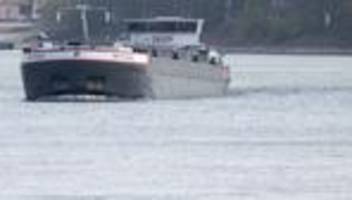 Bei Oestrich-Winkel: Rhein wieder frei - festgefahrenes Schiff befreit