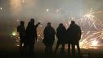 Gefahren durch Feuerwerk: Polizei warnt Eltern vor Kugelbomben zu Silvester