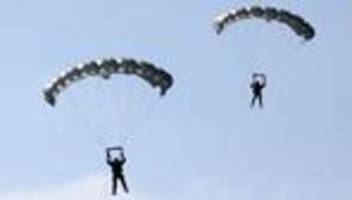 Panne in Australien: Drama in der Luft: Fallschirmspringer hängt an Flugzeugheck