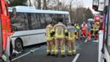Verkehr: Auto prallt mit Linienbus zusammen – Fahrerin tot