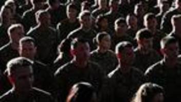 Der US-Überblick am Morgen: Abgeordnete beschließen Verteidigungsetat, Trump fordert CNN-Verkauf