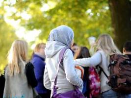 Freiheit von Mädchen schützen: Österreich verbietet Kopftuch für unter 14-Jährige in Schulen