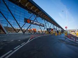 Moskau will Schadenersatz : Russische Flughäfen wegen Großangriff Kiews lahmgelegt