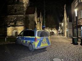 täter ist flüchtig: 16-jähriger nahe weihnachtsmarkt in herford niedergestochen