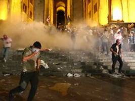 Vorgehen der Behörden bemängelt: Gericht verurteilt Georgien nach Polizeigewalt bei Protest