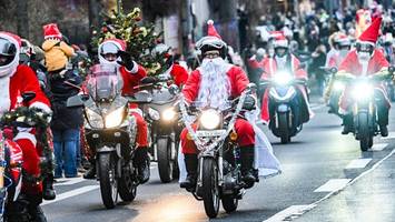400 Weihnachtsmänner brettern auf Motorrädern durch Berlin