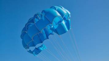 Fallschirm verfängt sich – Skydiver hängt in 4600 Metern Höhe an Flugzeug