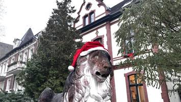 Löwe oder Girlande im Bus: Berliner Weihnachtsschmuck mal ganz anders