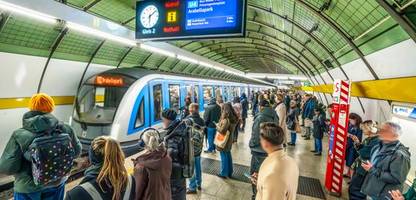 München: Weihnachtsmänner verteilen rechtsextreme Flyer in U-Bahn