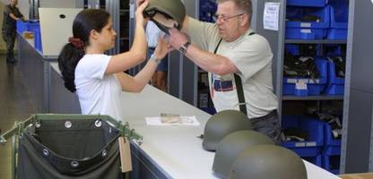 Zivile Bundeswehr-Mitarbeiter und Beamte bekommen Schussweste und Helm