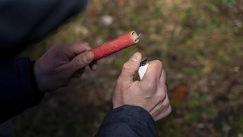 böller-bündel explodiert in hand von jugendlichem – schwerst verletzt