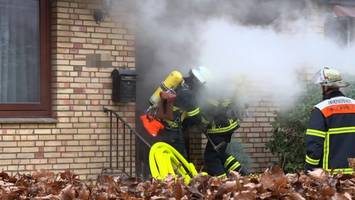 frau bei feuer in doppelhaushälfte schwer verletzt – bauarbeiter als ersthelfer