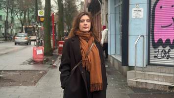 passant schlägt frau in st. georg unvermittelt ins gesicht –  niemand hilft ihr