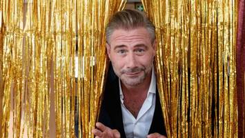 „Tatsächlich Liebe“: Hamburger Sänger Sasha macht den Hugh Grant