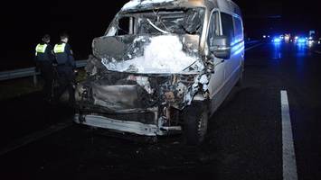 A1: Pakettransporter prallt auf Sattelzug und geht in Flammen auf