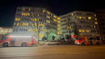 kunststoff brennt im hausflur – flüchtlingsunterkunft evakuiert