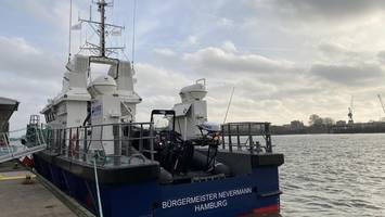 Wirtschaftssenatorin Leonhard sticht mit neuem Polizeiboot in See
