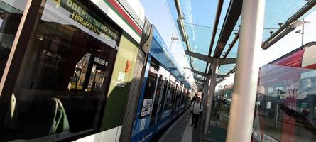 jugendliche surfen auf straßenbahn – polizei spricht von „gefährlichem trend“