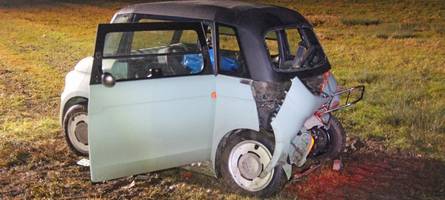 Schwerverletzte Jugendliche bei Auffahrunfall nahe Illertissen: Leicht-Pkw in Acker geschleudert