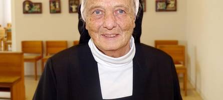Mit Smartwatch und Social Media: Schwester Katharina bringt modernes Leben ins Kloster