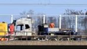 Bagger geladen: Lkw am Nadelöhr Kaiserberg geborgen - A3 weiter gesperrt