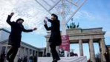 Jüdisches Lichterfest: Großer Chanukka-Leuchter am Brandenburger Tor eingeweiht