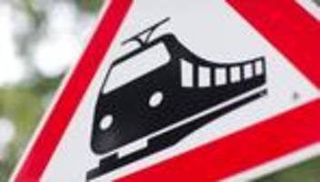 oberndorf am neckar: lastwagen durchbricht aus not bahnschranke