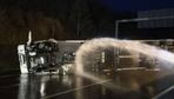 Unfälle: A46 nach Brand von Elektro-Lkw noch teilweise gesperrt