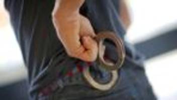 waffenfund: polizei stellt bei razzia waffen und munition sicher