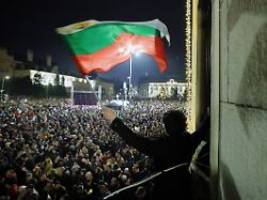 proteste in bulgarien: 300 maskierte männer in schwarzen trainingsanzügen