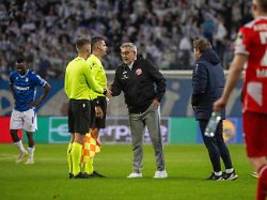 Trainer-Debüt versaut: Urs Fischer verkneift sich Kommentar über massiven Schiri-Ärger