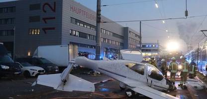 Mannheim: Flugzeug auf Autofahrbahn notgelandet
