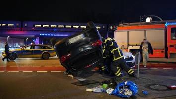 Heftiger Unfall am Bahnhof Harburg – Corsa landet auf dem Dach