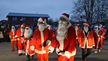 hier tanzen 30 weihnachtsmänner zu lady gaga