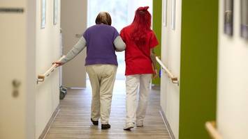 Pflegereform kommt später: Steigen jetzt die Beiträge?