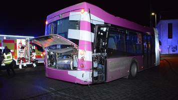 Pkw kracht in Bus von Schienenersatzverkehr – zwei Verletzte