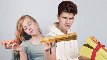 amazon-gutscheine & fan-pakete: wichteln artet in vielen schulen total aus