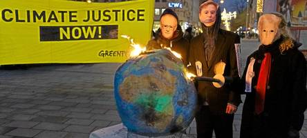 Klimaaktivisten zünden Weltkugel an und ziehen mit Sarg durch Augsburg