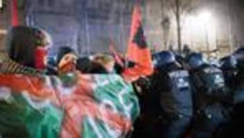 Berlin-Friedrichshain: Anti-Polizei-Demo aufgelöst – Angriffe auf Polizisten