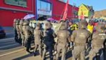 Demonstration: Polizei begleitet Demo von Spektrum 360 in Schwarzenberg