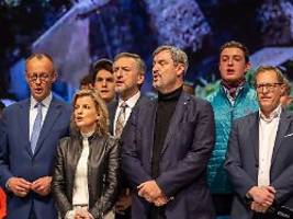 Gesang bei Zeugnisverleihungen?: CSU will Zusammenhalt mit Hymnenpflicht stärken