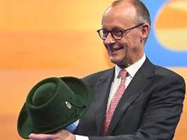 Rede vor der CSU: Merz vergleicht Merkel mit Chamberlain und Putin mit Hitler