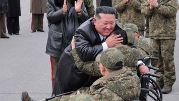 Drecksarbeit für Putin – Kim Jong-un nutzt Soldaten für Propaganda-Show