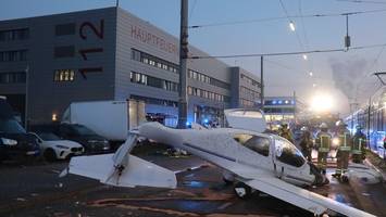 Notlandung: Flugzeug kracht nahe Mannheimer Hauptbahnhof mitten auf die Straße