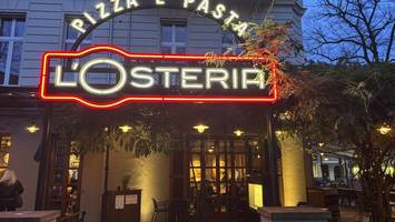 gemütliches ambiente und riesige pizza in der l’osteria